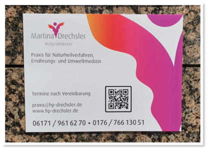 Das Praxis-Schild am Gebäude