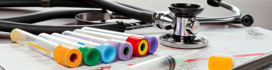 Symbolbild körperliche Untersuchung und Blutuntersuchung