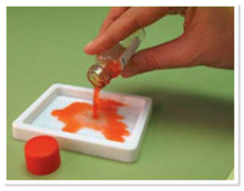 Zur Durchführung des Schnelltests wird aufbereitetes Blut auf die Fläche des Tests gegossen.